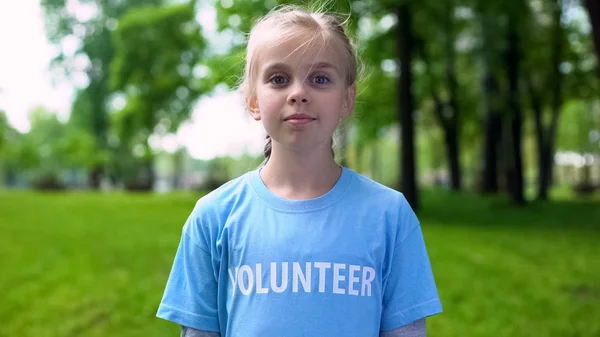 Trots Klein Meisje Vrijwilliger Shirt Staande Park Milieubescherming — Stockfoto