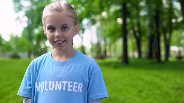 Kamera Çevre Koruma Ekosistem Gülümseyen Küçük Kadın Gönüllü — Stok fotoğraf