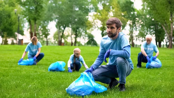 Grupo Voluntários Pegando Lixo Parque Economizando Recursos Naturais Planeta — Fotografia de Stock