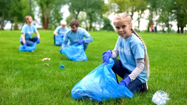 Όμορφη Μαθήτρια Βοηθώντας Ομάδα Των Εθελοντών Μαζεύοντας Σκουπίδια Σακούλες Στο — Φωτογραφία Αρχείου