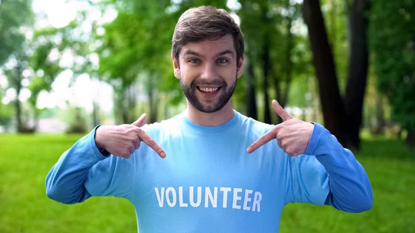 Gelukkige Mannelijke Activist Wijzend Vrijwilliger Woord Blauw Shirt Eco Project — Stockfoto