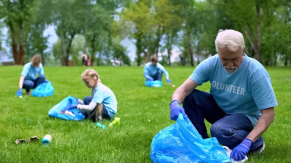 Yaşlı Adam Birlikte Aile Gülümseyen Kamera Toprak Bakımı Parkta Çöp — Stok fotoğraf