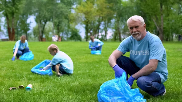 Voluntário Sênior Com Saco Plástico Pegando Lixo Floresta Responsabilidade — Fotografia de Stock