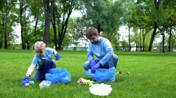 Πατέρας Και Κόρη Μαζεύοντας Σκουπίδια Στο Πάρκο Συμμετέχοντας Εθελοντικά Έργο — Φωτογραφία Αρχείου