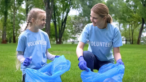 Mujer Caucásica Con Niña Recogiendo Basura Parque Sonriéndose Mutuamente — Foto de Stock