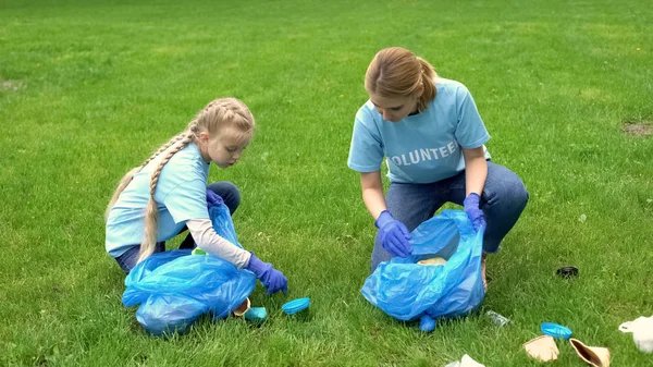Kız Öğrenci Öğretmen Çöp Torbasına Plastik Koyarak Sosyal Sorumluluk — Stok fotoğraf