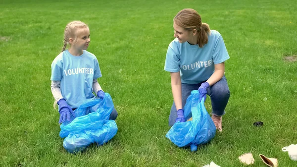 Kız Anne Plastik Torba Içinde Çöp Toplama Yardım Açık Doğa — Stok fotoğraf