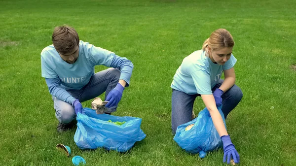 Parkta Çöp Toplayan Erkek Kadın Gönüllüler Birbirlerine Gülümseyerek Ekoloji — Stok fotoğraf