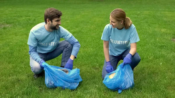Genç Gönüllü Çift Torbalarda Plastik Atık Toplama Ekolojik Proje — Stok fotoğraf