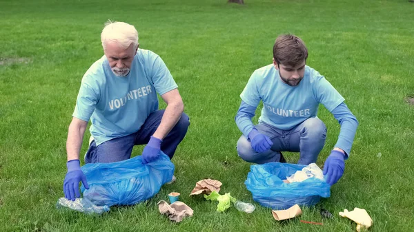 Jonge Volwassen Mannen Verzamelen Trash Vuilniszak Geven Hoge Vijf Teamwork — Stockfoto