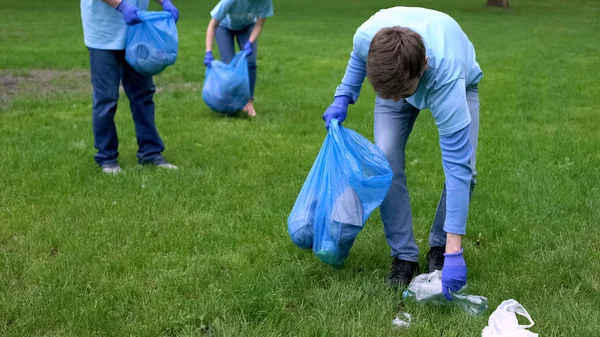 Νέοι Και Ώριμοι Άνδρες Μαζεύοντας Σκουπίδια Σακούλα Σκουπιδιών Δίνοντας Κόλλα — Φωτογραφία Αρχείου