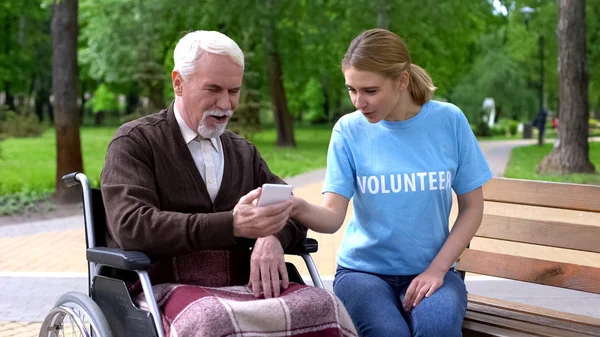 Mujer Voluntaria Enseñando Discapacitados Uso Teléfono Inteligente Relajarse Parque —  Fotos de Stock