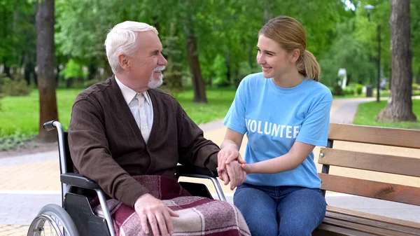 Tür Genç Kadın Gönüllü Shirt Engelli Erkek Tutarak Hasta Desteği — Stok fotoğraf