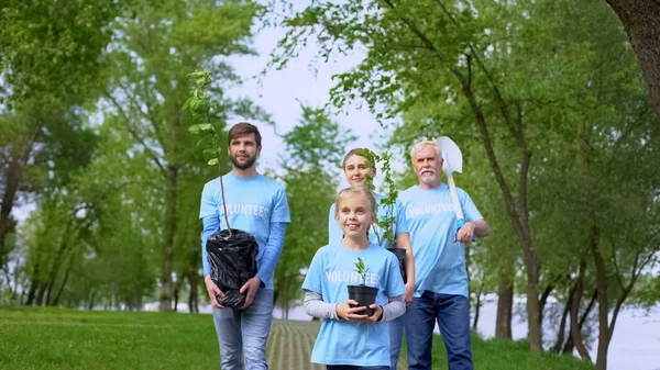 Eco Vrijwilligers Walking Park Holding Plant Jonge Boompjes Schop Natuurbehoud — Stockfoto