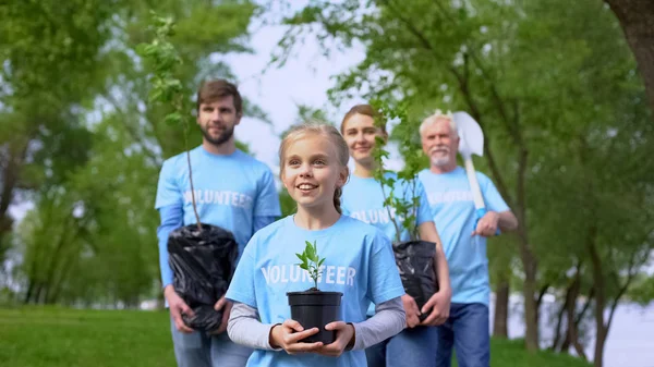 Enfant Volontaire Inspiré Avec Semis Arbres Aidant Famille Prendre Soin — Photo