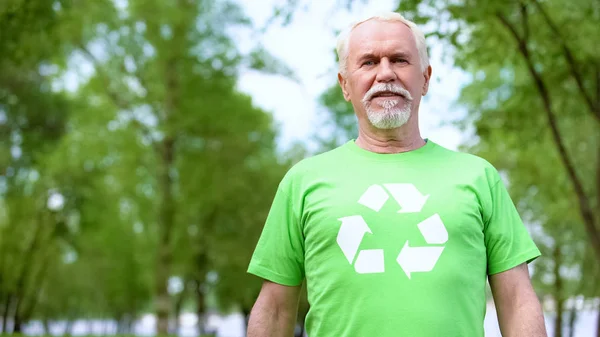 Sério Velho Vestindo Camiseta Com Sinal Reciclagem Olhando Para Câmera — Fotografia de Stock