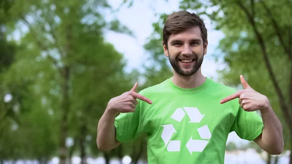 年轻的环保活动家指着回收符号T恤 — 图库照片