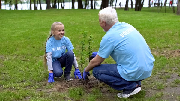 Feliz Voluntario Senior Niña Sonriente Plantando Árbol Juntos Ecología — Foto de Stock