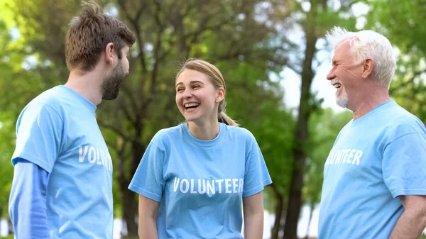 Groep Van Eco Vrijwilligers Lachen Het Park Genieten Van Gemaakt — Stockfoto