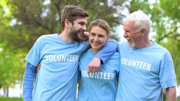 Grupa Szczęśliwych Wolontariuszy Przytulanie Uśmiechanie Się Parku Współpraca Zespołowa — Zdjęcie stockowe