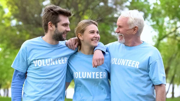 Trois Joyeux Militants Shirts Bénévoles Câlins Réalisation Projets Écologiques — Photo