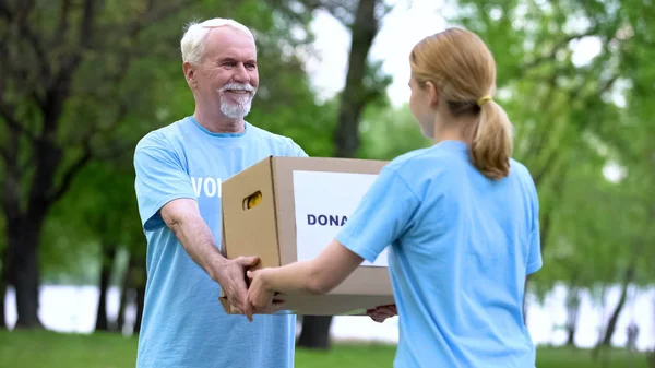 Feliz Anciano Voluntario Donando Caja Joven Ayuda Humanitaria Caridad —  Fotos de Stock