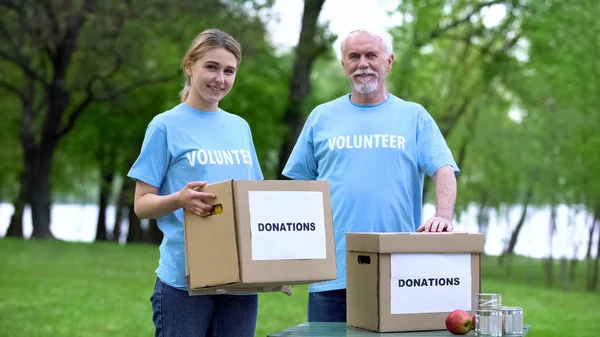 Voluntarios Alegres Sosteniendo Cajas Donaciones Parque Sonriendo Cámara Altruismo — Foto de Stock
