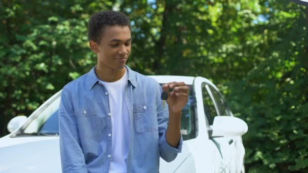 Heureux adolescent mâle avec des clés de voiture obtenir dans la voiture admirant nouvelle automobile, conduite — Video