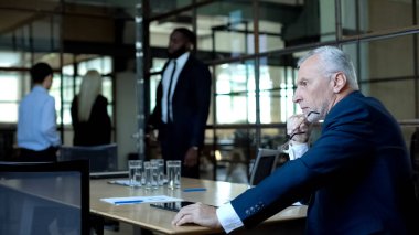 Mutsuz üst düzey patron toplantıdan sonra odadan ayrılan ofis masasında oturan üst düzey patron