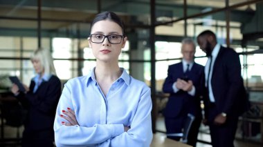 Gözlük güvenle şirket yöneticisi katlanmış kollar görünümlü kamera, işgal