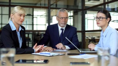 Sly kadın birbirlerine toplantı patron, kariyer promosyon için rekabet arıyorum