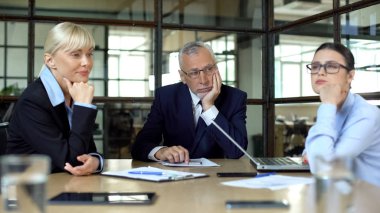 Pensive sıkılmış ofis çalışanları oturma masası, fikir eksikliği mesleki tükenmişlik