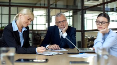 Masada oturan sıkılmış şirket çalışanları, fikir eksikliği, tükenmişlik acı