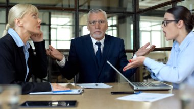 Stresli adam hiçbir fikrim jest kadın ofiste bağırarak gösteren, çatışma