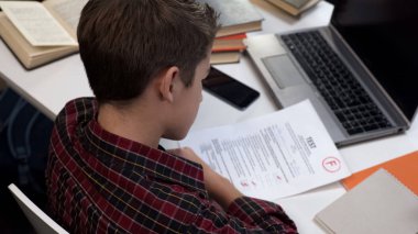 Üzgün okul öğrencisi olumsuz test sonucu kötü işareti, eğitim sistemi üzgün arıyorum