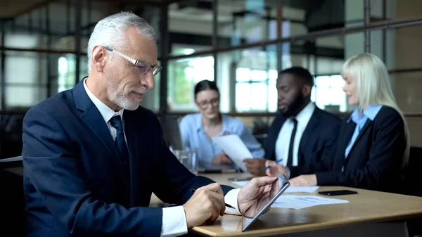 Happy Male Boss Läsning Tablett Rapport Nöjd Med Företagets Resultat — Stockfoto