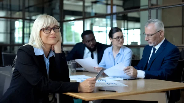 Pensive Vrouwelijke Manager Kijken Naar Tablet Kantoor Sfeer Succes Dromen — Stockfoto