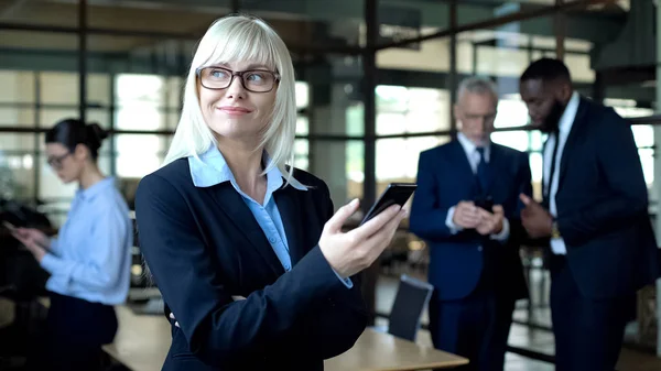 Inspirerad Affärskvinna Hålla Smartphone Och Leende Planering Resa Office — Stockfoto