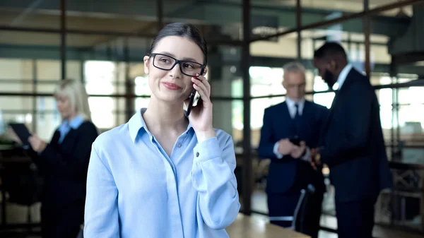 Усміхнена Бізнес Леді Розмовляє Телефону Під Час Робочої Перерви Мобільна — стокове фото