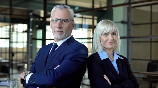 Professionella Affärsfolk Söker Kamera Vikta Armar Professionalism — Stockfoto