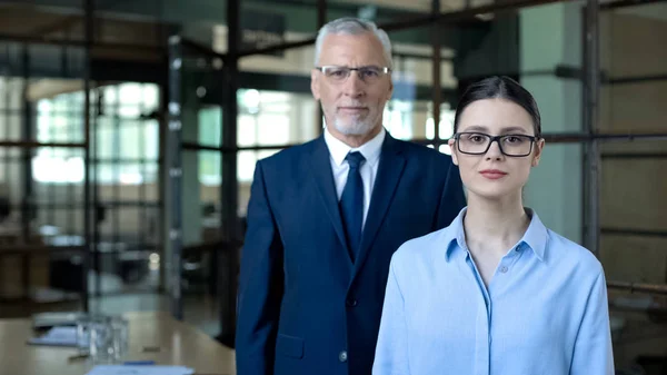 Framgångsrikt Affärsteam Söker Kamera Karriärutveckling Och Professionalism — Stockfoto