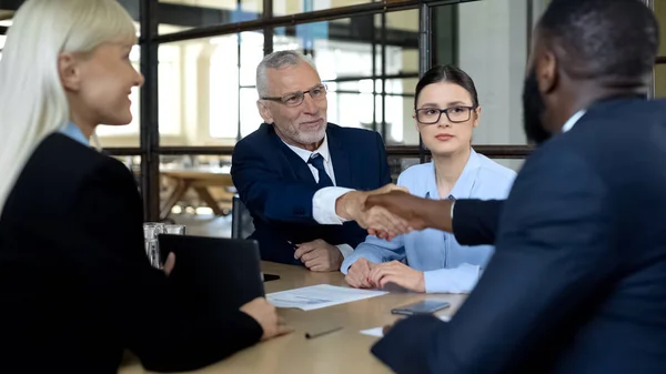 Empresários Apertando Mãos Escritório Aprovando Acordo Discutindo Acordo — Fotografia de Stock