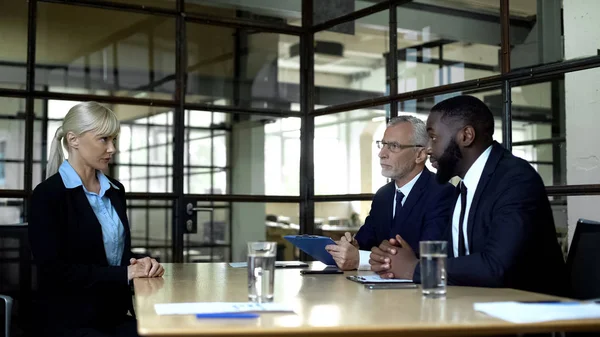 Mannelijke Werkgevers Interviewen Nerveuze Vrouwelijke Jobkandidaat Carrièremogelijkheden — Stockfoto