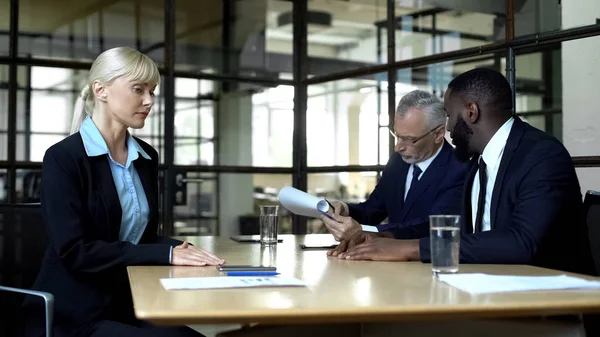 Mannelijke Collega Negeren Vrouwelijke Partner Die Zaken Vraagstukken Bespreekt Vrouwenrechten — Stockfoto