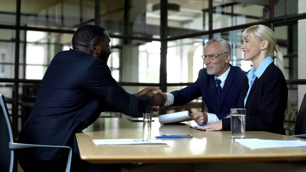 Homem Negro Feliz Chefe Empresa Apertando Mãos Entrevista Sucesso Carreira — Fotografia de Stock