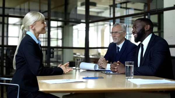 Happy Business Partners Leende Kontoret Möte Diskuterar Samarbete — Stockfoto