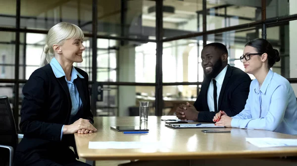 Blond Affärskvinna Leende Partners Möte Office Framgångsrik Karriär — Stockfoto