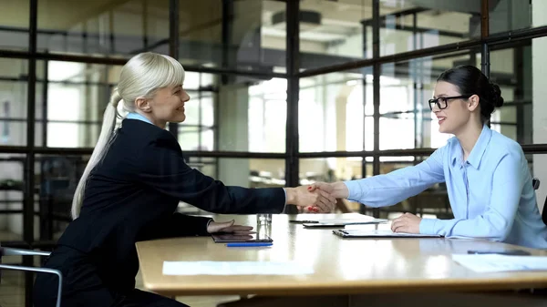 Vrouwelijke Baas Schudden Hand Van Young Manager Goedkeuring Van Business — Stockfoto