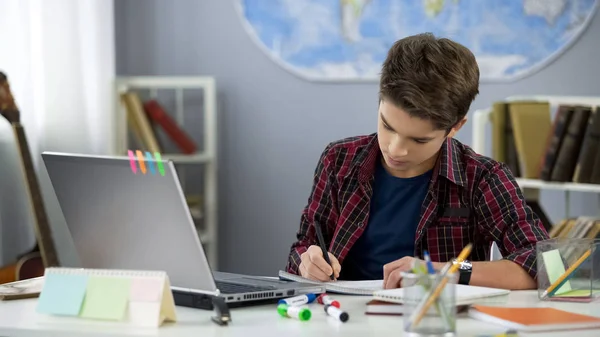 Schüler Schreibt Notizbuch Bei Der Hausarbeit Tisch Fernunterricht — Stockfoto