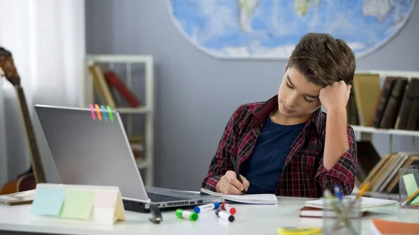 Sıkılmış Genç Çocuk Dizüstü Bilgisayar Önünde Oturan Kompozisyon Yazma Eğitim — Stok fotoğraf